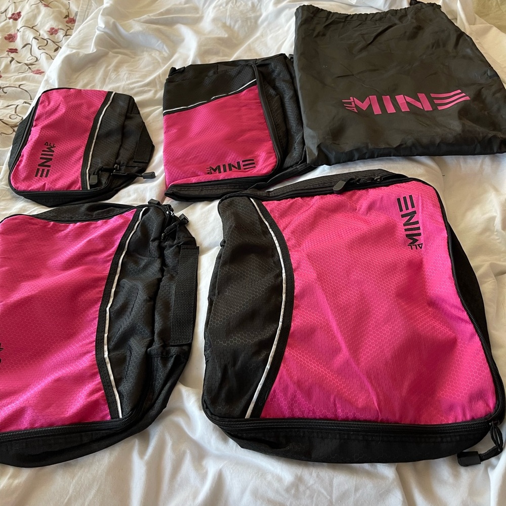 NWOT 4 zippered packing cubes.